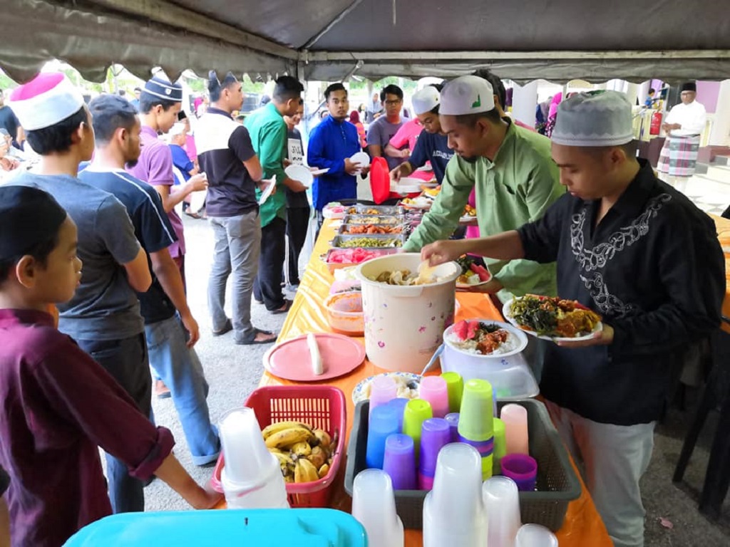 Mahasiswa UMP imarahkan Ramadan bersama komuniti kampung