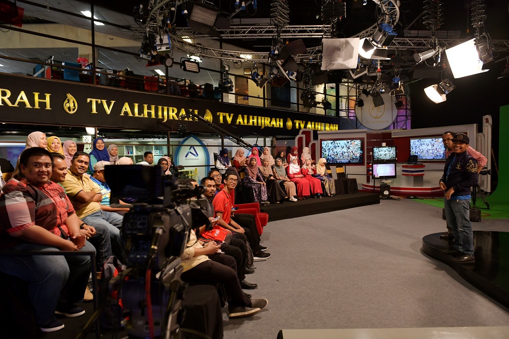 40 UMP staff and students visited Al Hijrah TV station to learn more about broadcasting