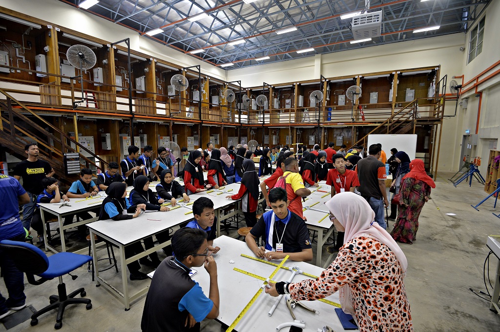 Program STEM UMP Pupuk Minat Pelajar Sekolah Terhadap Sains Komunikasi