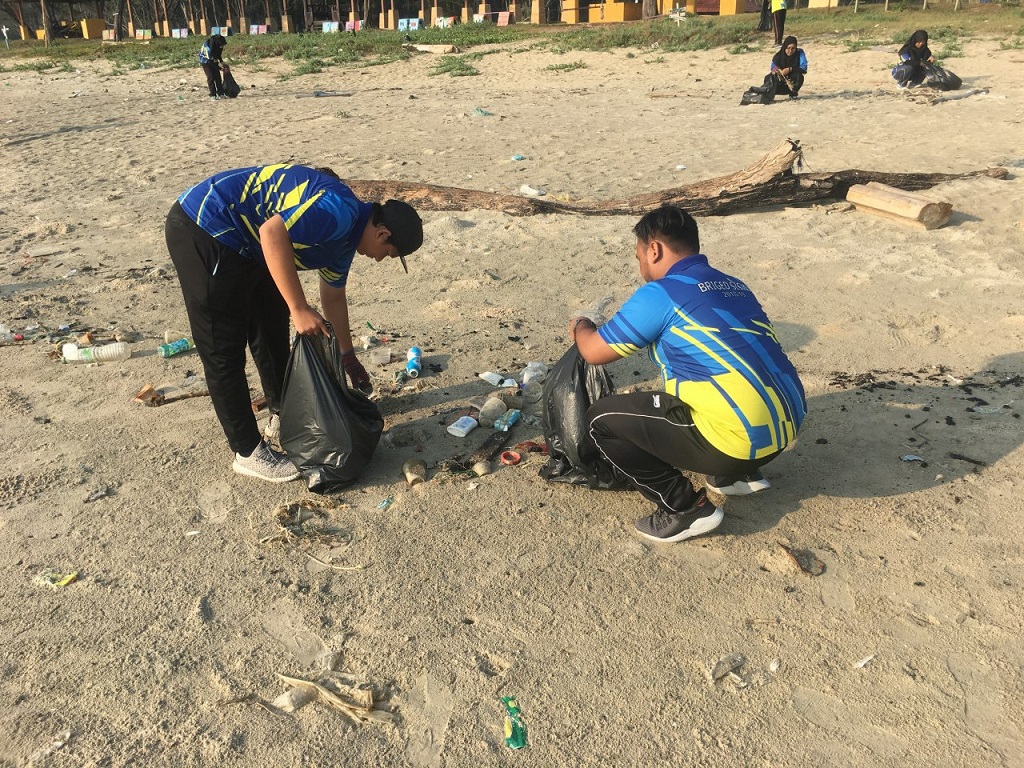 Briged Siswa 4P Gotong-Royong Bersihkan Pantai Leleh    