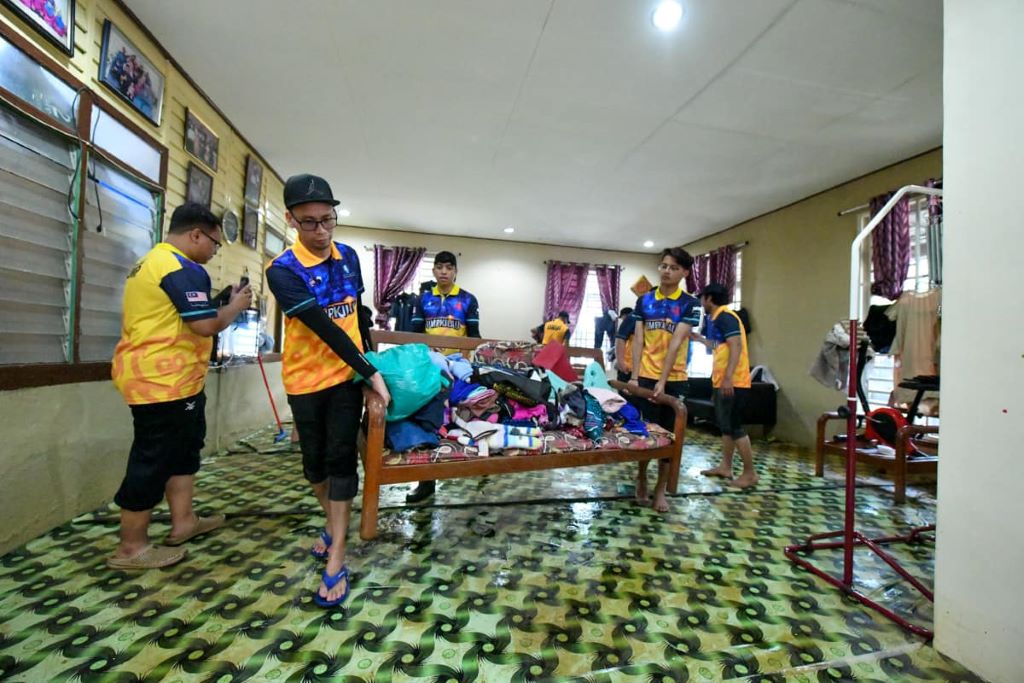 Collaboration of UMP-UTHM Volunteers UMP Kilau to help flood victims in Batu Pahat