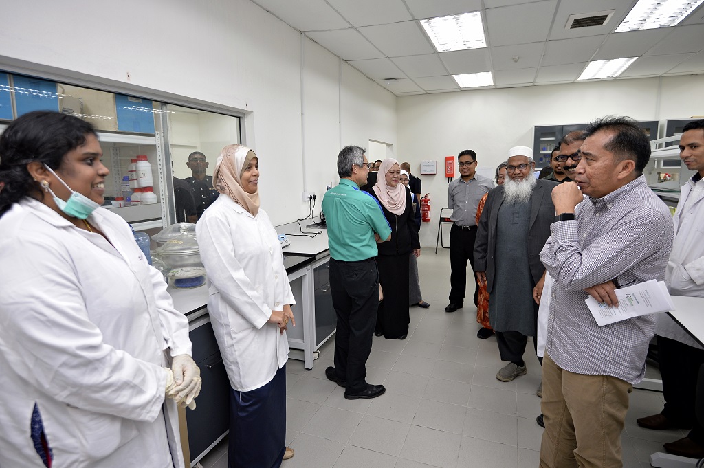 Chairman of Board of Directors visits UMP laboratory facilities