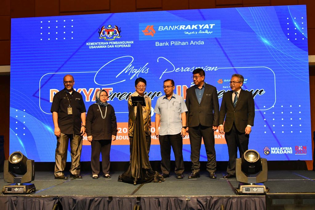 UMPSA students receive RM66,000 Student Entrepreneur Grant from Bank Rakyat