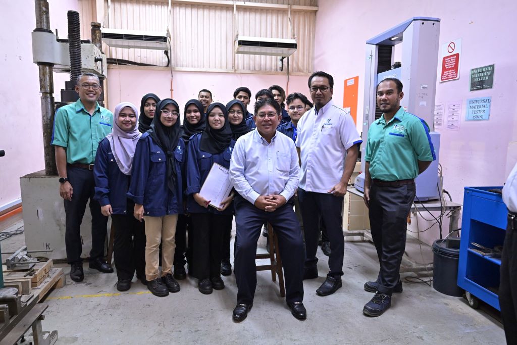 The Chairman of the University Board of Directors visited UMPSA Gambang Campus and its subsidiary, UMP Holdings