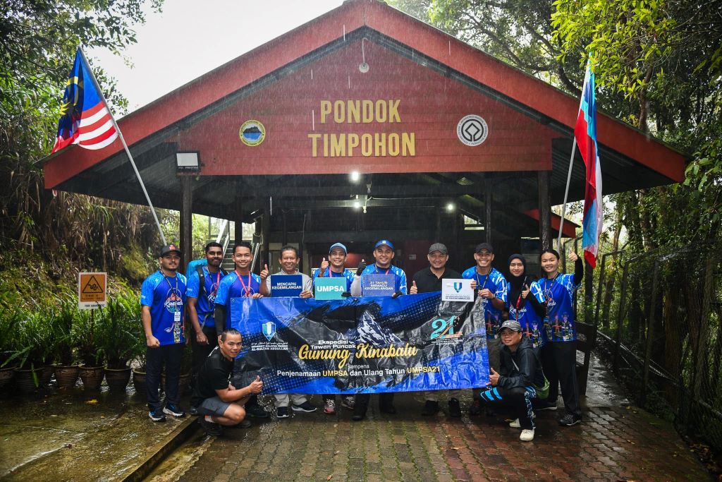 UMPSA capai misi kibar Jalur Gemilang dan benderanya di puncak Gunung Kinabalu