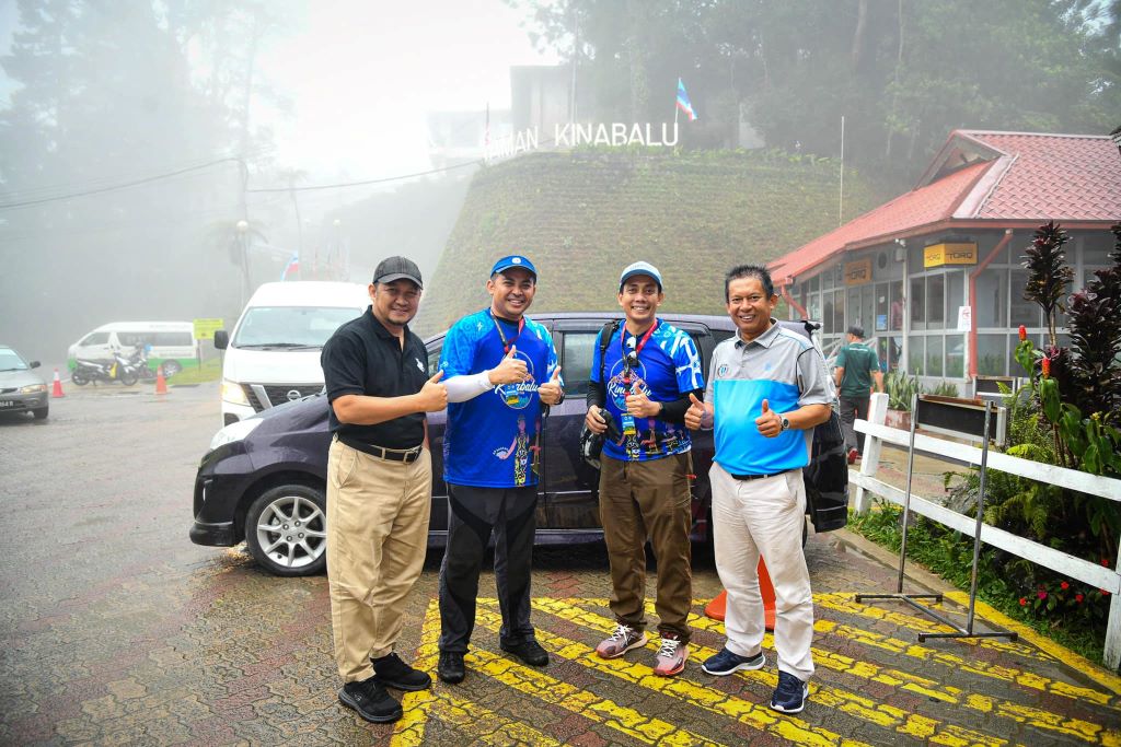 UMPSA capai misi kibar Jalur Gemilang dan benderanya di puncak Gunung Kinabalu