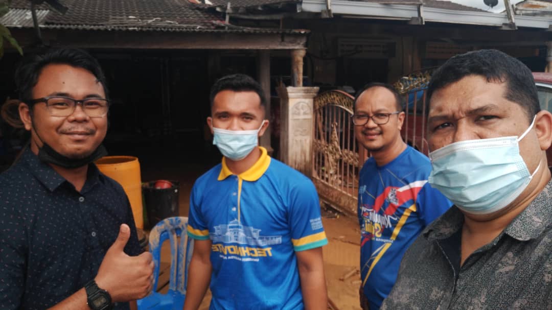 UMP volunteers work together to clean houses due to flood