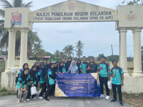 FPI students during the visit to Pusat Pemulihan Orang Kurang Upaya (OKU) Kampung Aur Telong, Kelantan.