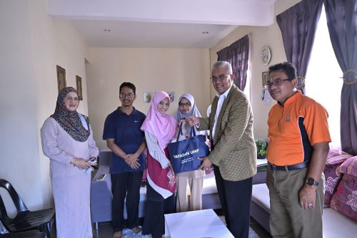 Vice-Chancellor of UMP honors outstanding STPM students