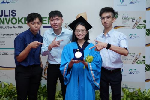 Nur Harizah dan Chew Yee Ping terima Anugerah Emas Universiti