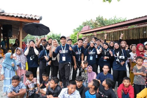 UMPSA santuni warga Desa Dolokgede, Bojonegoro, Indonesia melalui program Kembara Eksplorasi ASEAN Yayasan UMP