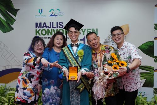 Willian Mah Wey Lian Anugerah Dekan 8 Semester terima Anugerah Pelajaran Diraja (Pingat Jaya Cemerlang)  