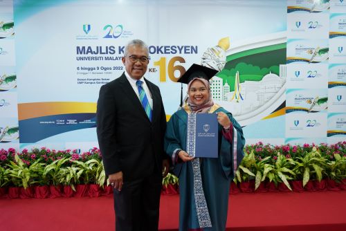 Cancer does not stop Amira from achieving success, receives University Gold Award