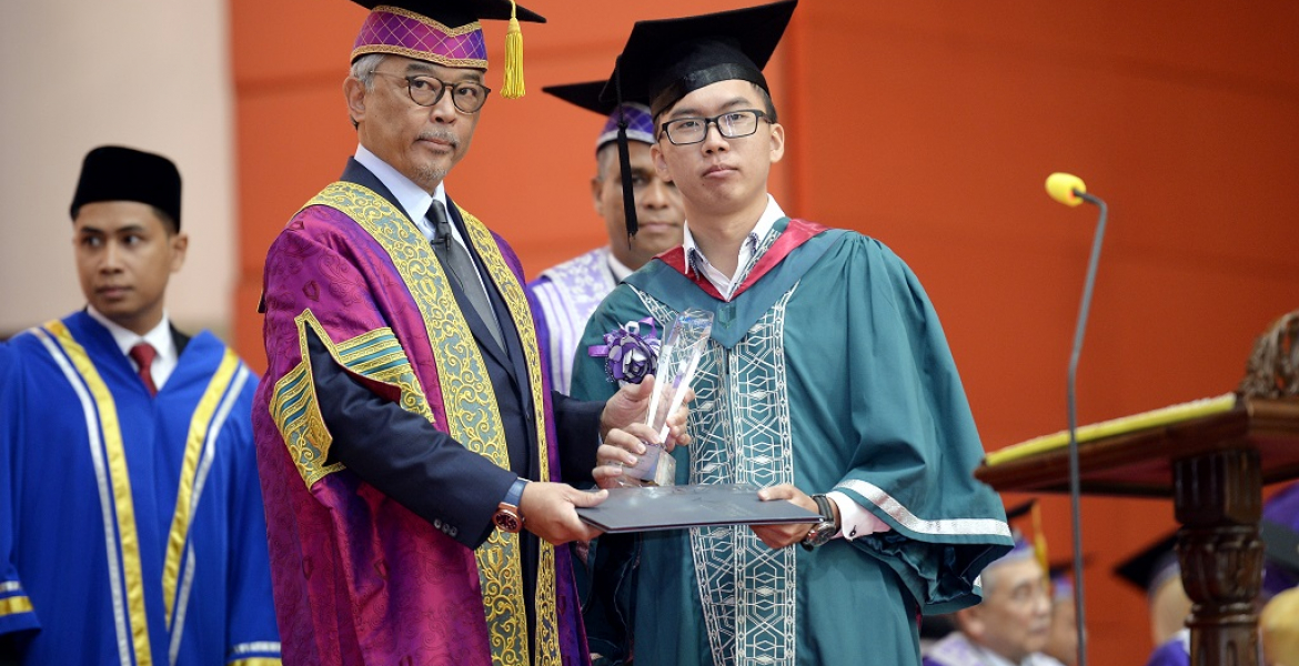 Hong Wai Siang terima Anugerah Sapura Industrial