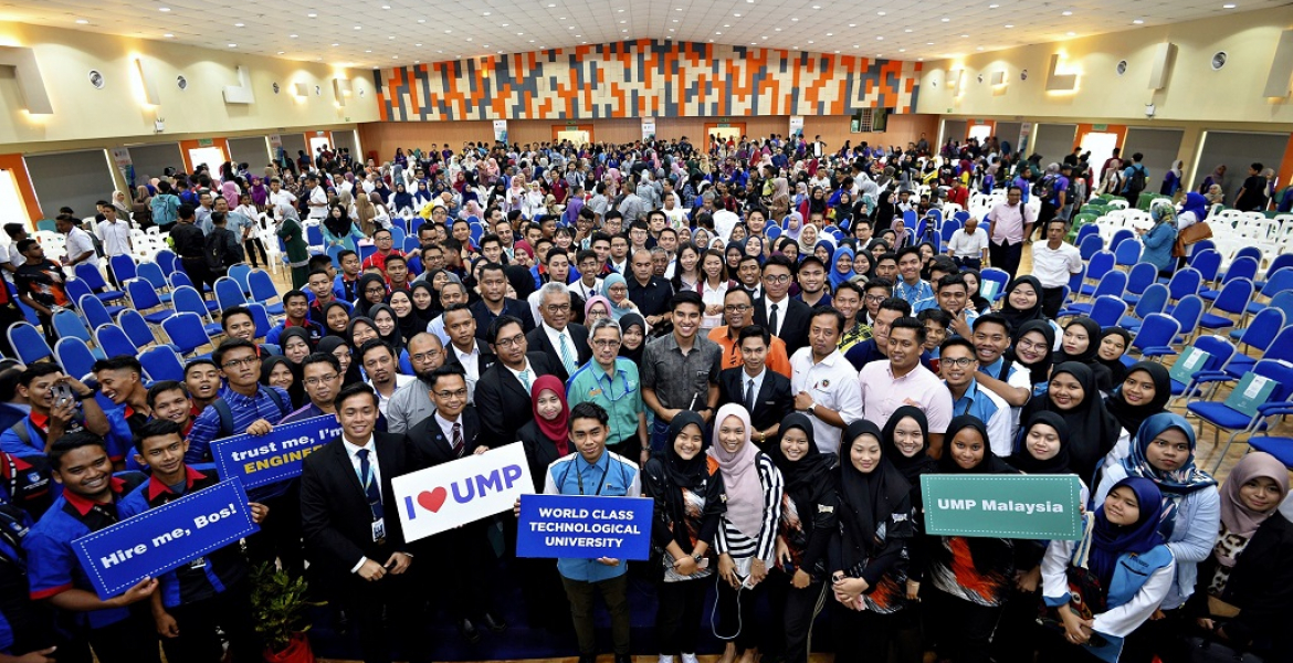 Minister of Youth and Sports met some 1,500 university students and representatives from youth and sports associations in a town hall meeting in UMP