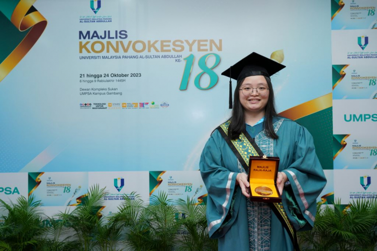 Anugerah Pelajaran Diraja (Pingat Jaya Cemerlang) UMPSA hadiah manis buat Foo Xiao Bing