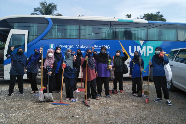 Students touched and moved by UMP volunteers joining house cleaning activities