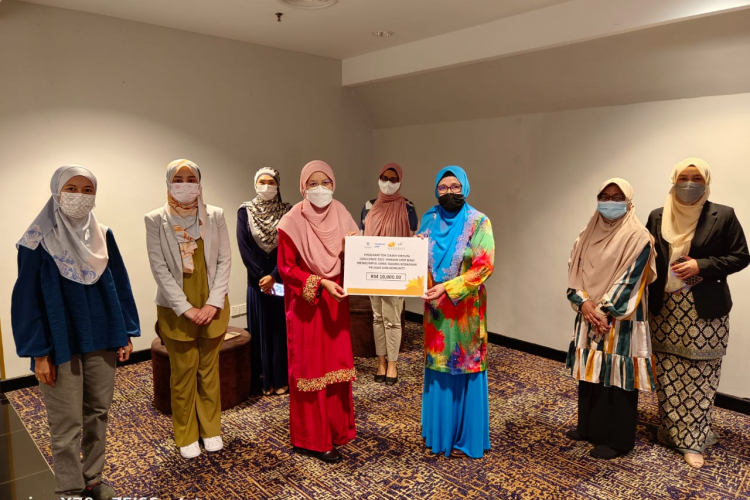 UMP Women’s Association donates RM10,000 to Yayasan UMP Fund to help the needful