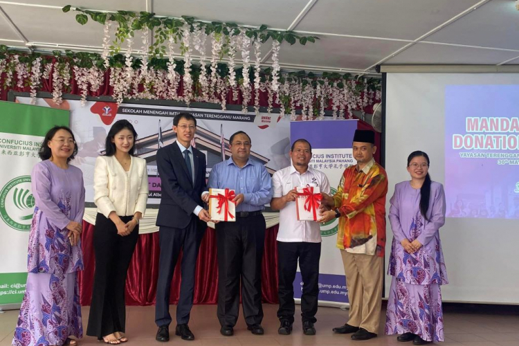 UMP donates 100 Mandarin books to school students