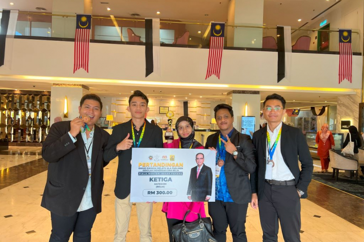 UMPSA Tempat Ke-3 Pertandingan Bahas Bahasa Melayu Ala Parlimen Piala Menteri Besar Pahang 2023