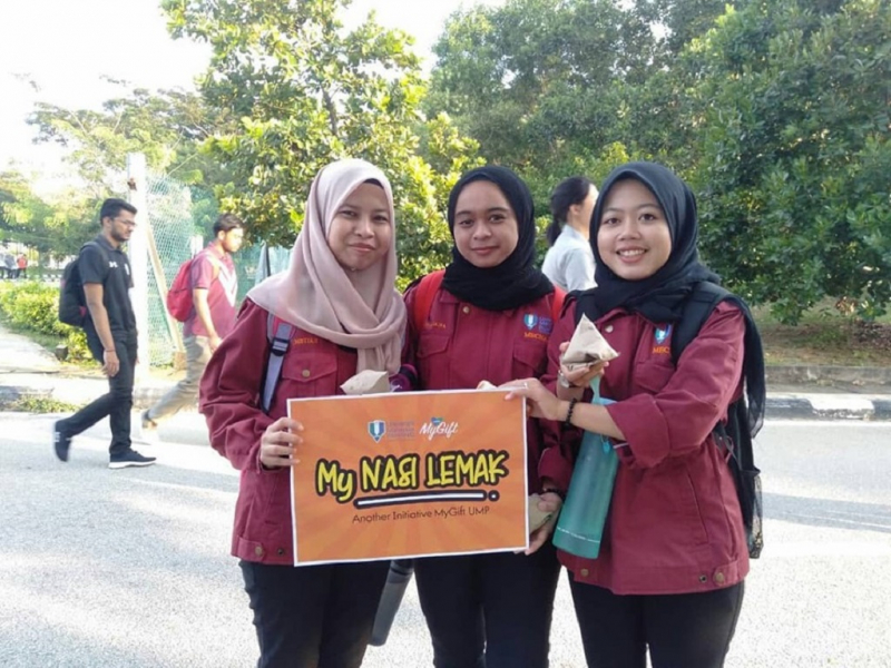 Sukarelawan MyGift edar nasi lemak secara percuma buat mahasiswa bersarapan