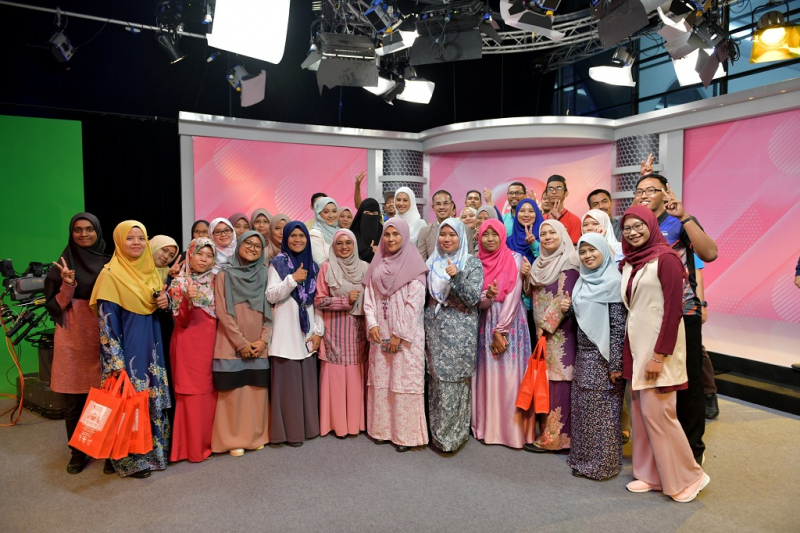 40 UMP staff and students visited Al Hijrah TV station to learn more about broadcasting