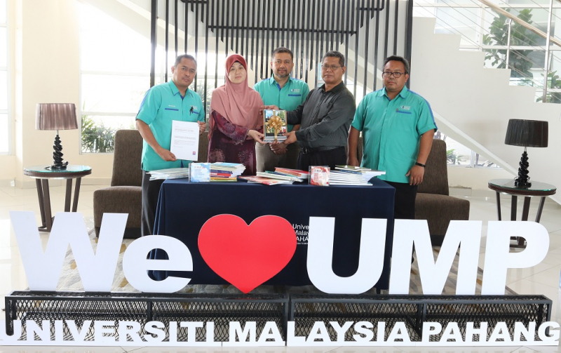 More than 100 collection of books belonging to Allahyarham Prof. Dato’ Dr. Ishak Ismail donated to UMP Library