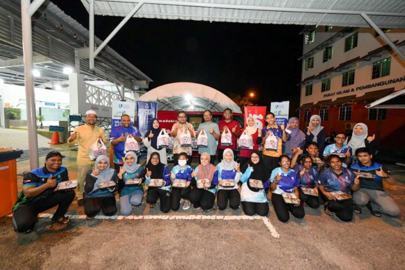 UMP-Adabi collaboration distributes 600 sahur meals for students