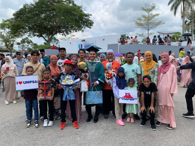 Muhammad Akmal graduan yatim piatu hadiahkan kejayaan buat keluarga 