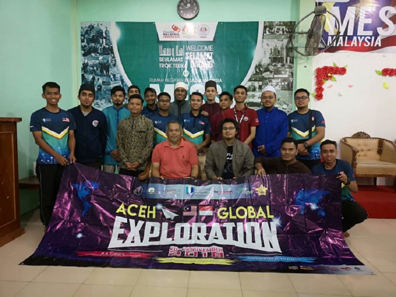 12 UMP MASKUM volunteers brought cheers to orphans in Aceh