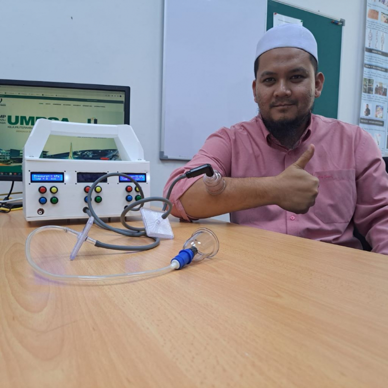 Ts. Dr. Mohd Riduwan produced an automatic cupping machine to replace existing phlegm suction machine