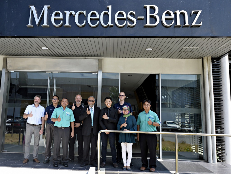 Mahasiswa FKMP terima Biasiswa Mercedes-Benz