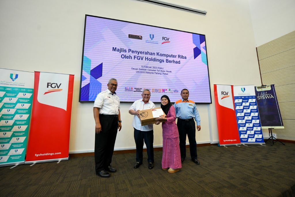 100 UMP students receive laptop assistance from FGV Holdings Berhad Group