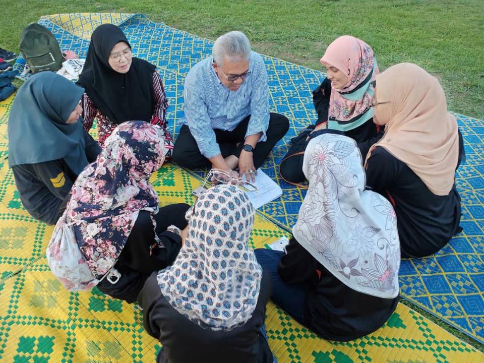 40 UMP students enjoyed the open air iftar at MPK field