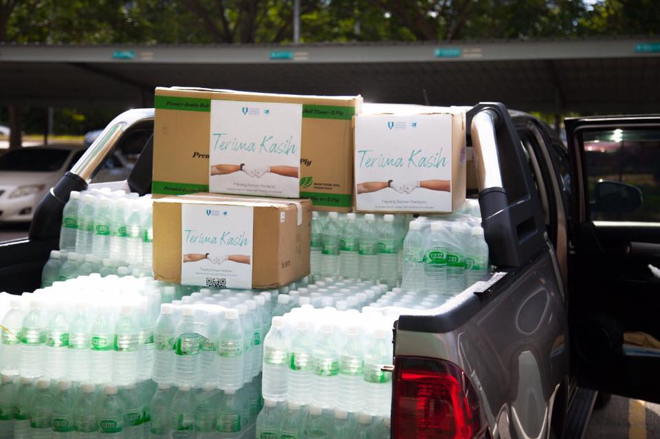 UMPH bantu sedia 1000 pelindung muka dan sumbang air minuman buat petugas kesihatan