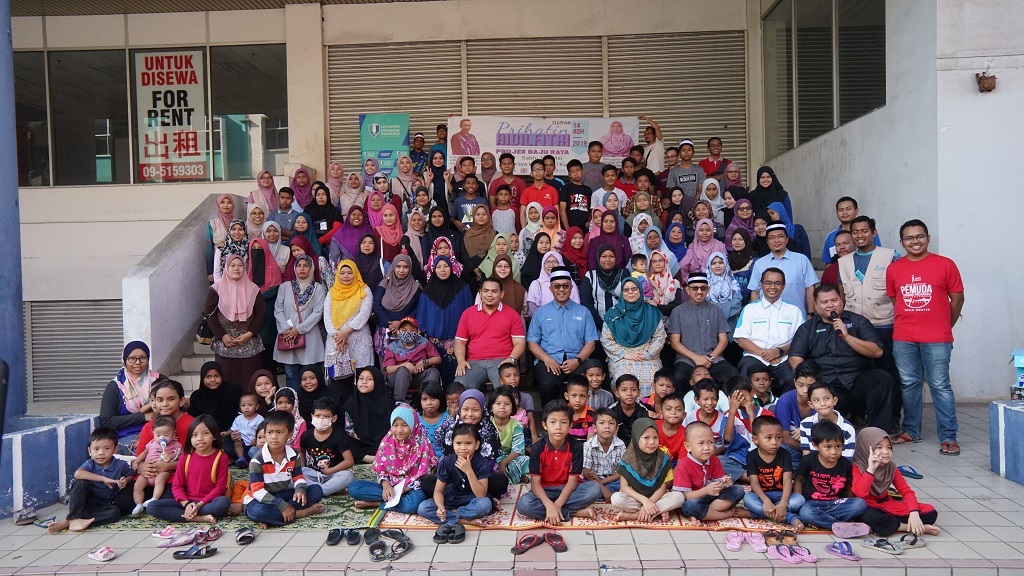 UMP Alumni shared joy of happiness with orphans and the asnaf in shopping for the Eid Mubarak