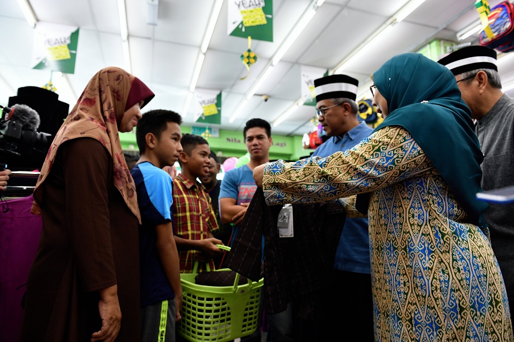 UMP Alumni shared joy of happiness with orphans and the asnaf in shopping for the Eid Mubarak