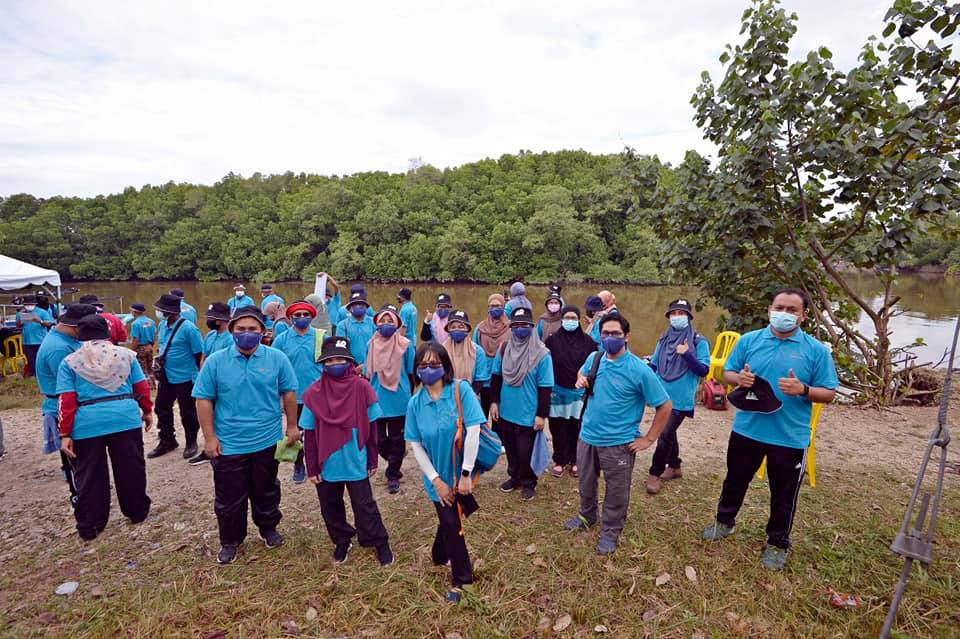 Volunteers work together to clean river