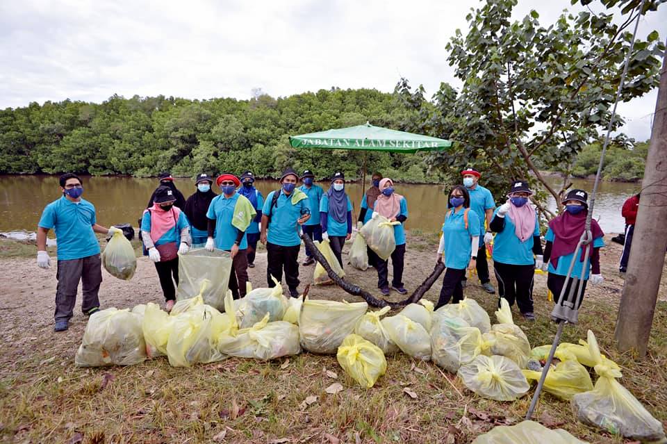 Sukarelawan gotong-royong bersihkan sungai