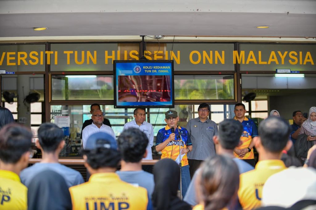 Kolaborasi UMP-UTHM Sukarelawan UMP Kilau hulur bantuan mangsa banjir di Batu Pahat