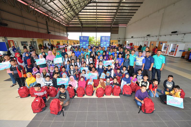 101 anak staf UMP teruja terima kelengkapan pakaian sekolah baharu