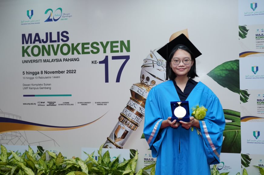 Nur Harizah and Chew Yee Ping receive University Gold Award