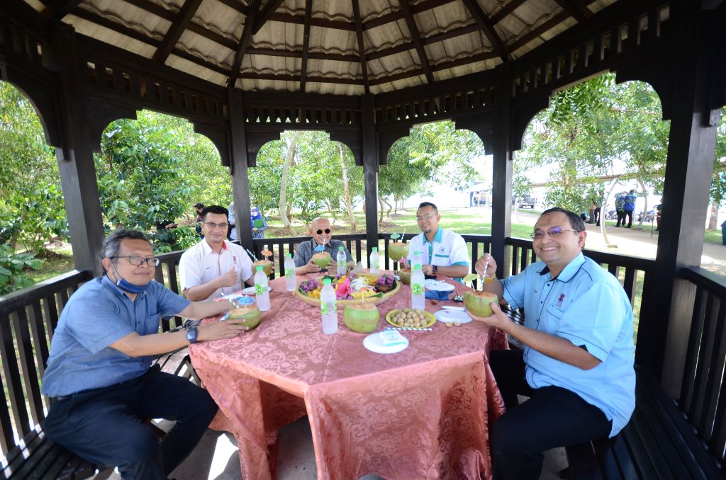 Cannonball trees attract UMK delegation