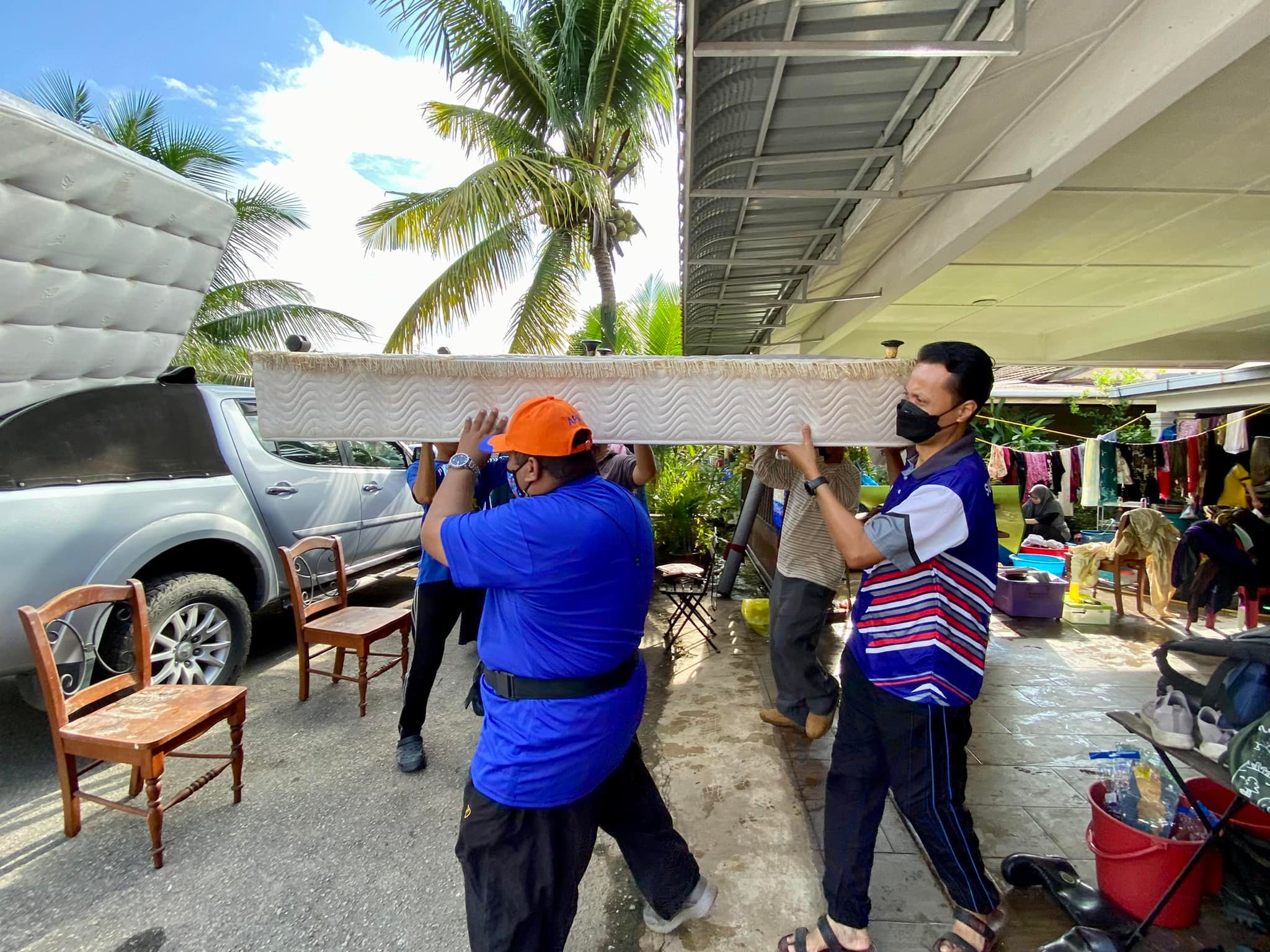 UMP volunteers continue to provide assistance for flood victims
