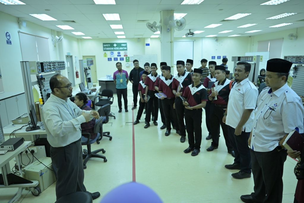 UMP receives visit from Sekolah Menengah Imtiaz Yayasan Terengganu Marang
