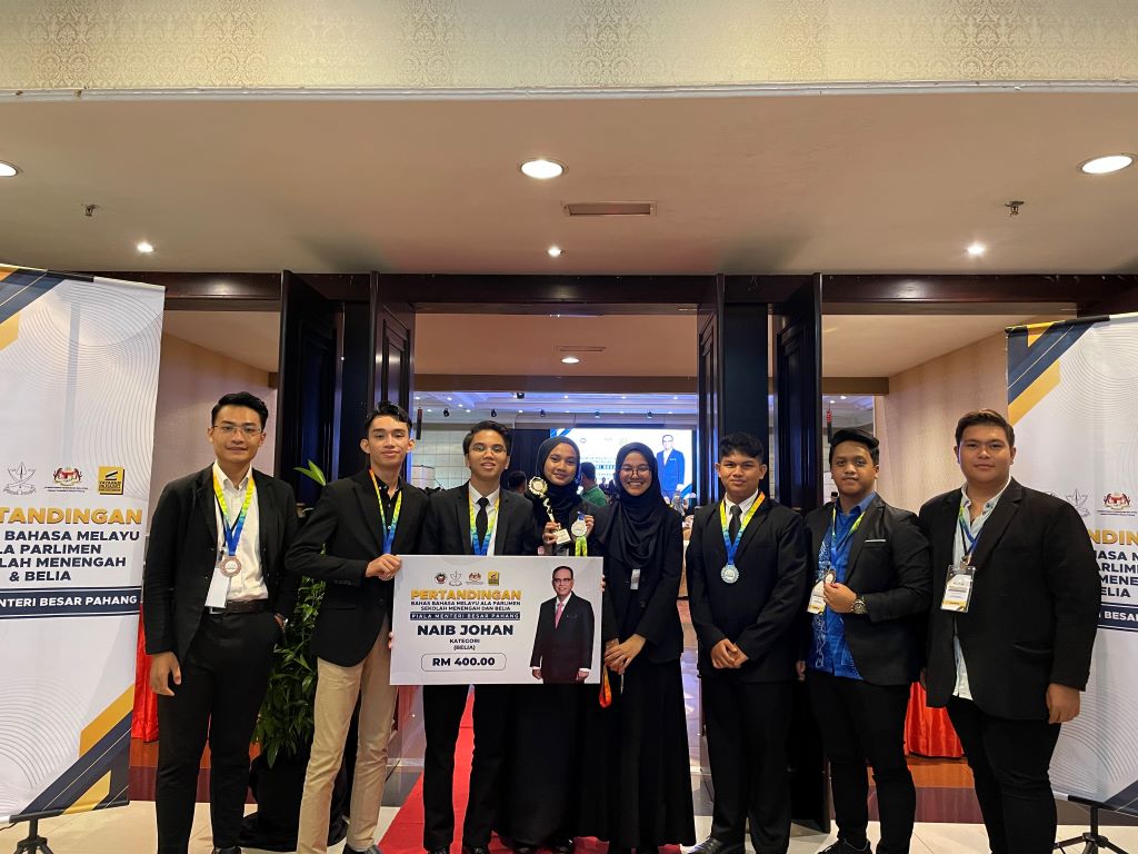 UMPSA Tempat Ke-3 Pertandingan Bahas Bahasa Melayu Ala Parlimen Piala Menteri Besar Pahang 2023