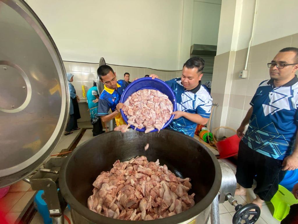 UMPSA community engages in collective effort to prepare iftar meals throughout Ramadan