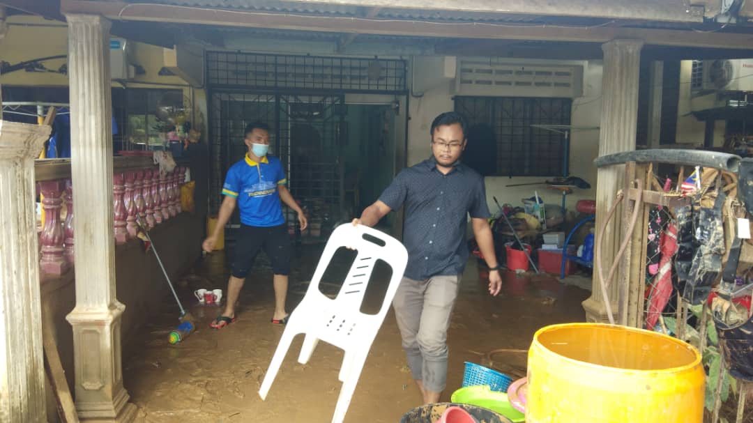 Sukarelawan UMP bergotong-royong bersihkan rumah akibat banjir