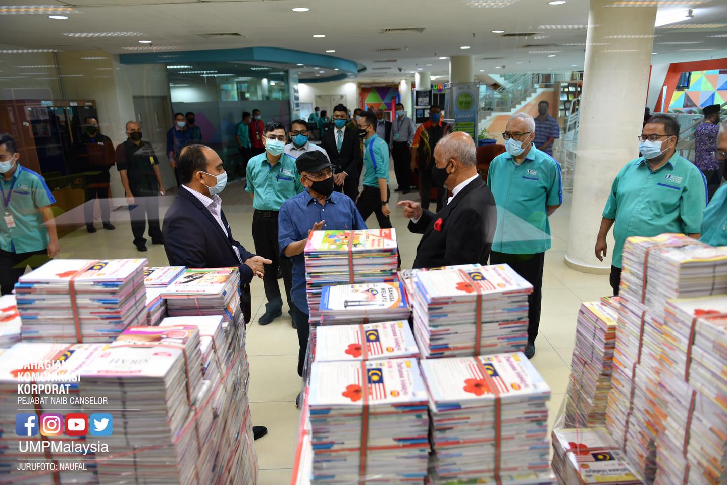 Yayasan UMP receives 32,000 copies of books worth RM200,000