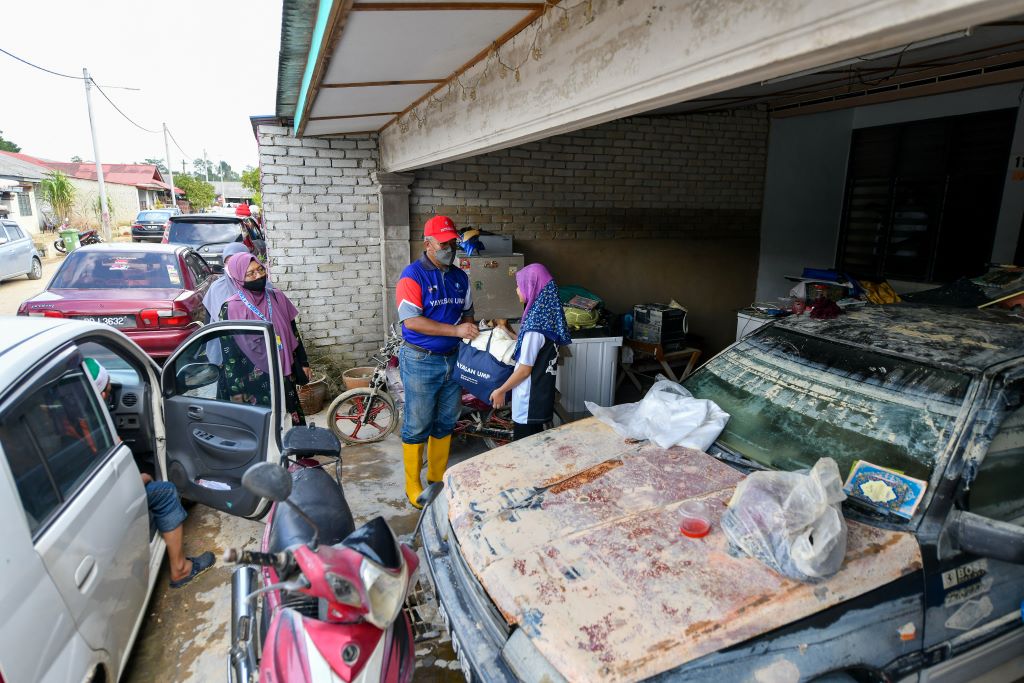 More than 300 UMP volunteers help clean up flood waste